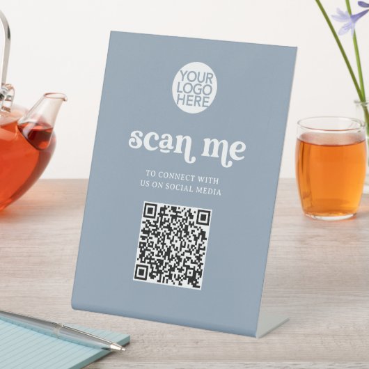 Retro und Boho | Dusty Rose Scan Me QR Code Sockelschild (In Situ)