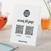 Retro und Boho | Zwei Möglichkeiten, Scannable QR Sockelschild (In Situ)