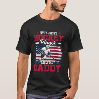 Retro USA Flag Hockey Player ruft Me Daddy 4. Ju T-Shirt