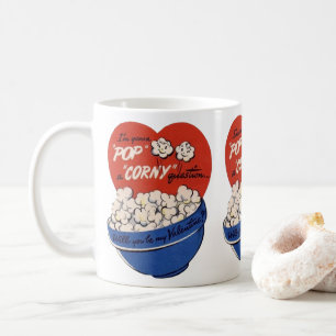 Retro Valentinstag, Popcorn stellt eine kitschige  Kaffeetasse