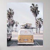 Retro Van mit Surfbrettern auf einem Küstenposter Poster (Vorne)