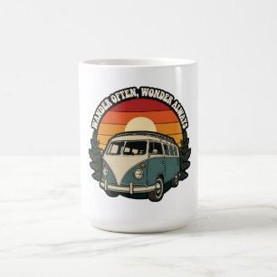 Retro-Van-Straßen-Trip-Sonnenuntergang-Wanderlust- Kaffeetasse