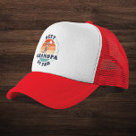 Retro Vatertag Beste Opa Par Golf Custom Truckerkappe<br><div class="desc">Retro Best Opa By Par Design können Sie für den Empfänger dieses niedlichen Golf-Thema Design anpassen. Perfektes Geschenk zum Vatertag oder zum Geburtstag des Großvaters. Der Text "GRANDPA" kann mit jedem Papa-Moniker angepasst werden, indem Sie oben auf die Schaltfläche "Personalisieren" klicken. Kann sich auch verdoppeln, wenn Sie Ihr Markenlogo hinzufügen...</div>