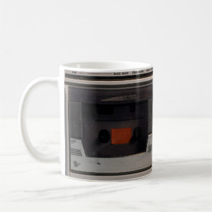 Retro veraltetes tragbares Stereo-Radio-Kassettenr Kaffeetasse