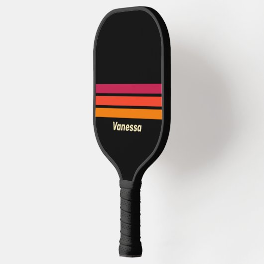 Retro-VHS über die Striche mit Namen Pickleball Schläger (Links)
