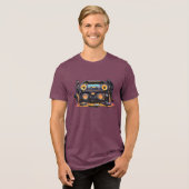 Retro Vibes: Boombox Dreams Tri-Blend Shirt (Vorderseite voll)