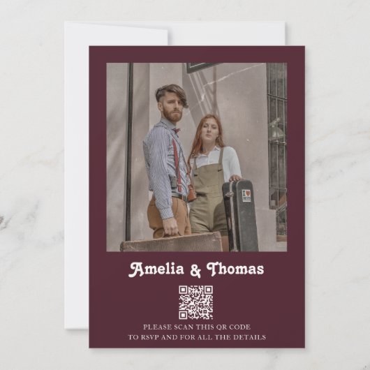 Retro Vibes Burgundy Foto QR Code Wedding Einladung (Rückseite)