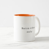 Retro vibes only Simple and Elegant Zweifarbige Tasse (VorderseiteRechts)