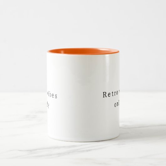 Retro vibes only Simple and Elegant Zweifarbige Tasse (Mittel)