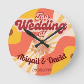 Retro Vibes Vintage Wedding Runde Wanduhr (Vorderseite)