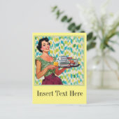 Retro Vintag 50er Jahre Hausfrau Holding Food Postkarte (Stehend Vorderseite)