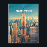 Retro Vintag Sunset über Manhattan Postkarte<br><div class="desc">Eine lebendige und farbenfrohe Illustration der New Yorker Skyline bei Sonnenuntergang, die in einem Retro-Vintagen Stil dargestellt wird. Das imposante Empire State Gebäude ist in der Mitte hoch und strahlt goldenes Licht aus. Der Himmel strahlt in Orange, Rosa und lila Farbtönen aus und spiegelt sich in den ruhigen Gewässern unten...</div>