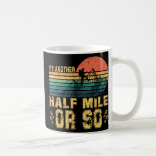 Retro Vintage Es Ist Noch Eine Halbe Meile Oder So Kaffeetasse