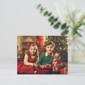 Retro, Vintage Kinder mit Weihnachtsgeschenken Feiertagspostkarte (Stehend Vorderseite)
