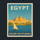 Retro Vintage Reisen Ägypten Pyramid Nile River Postkarte<br><div class="desc">Mit dieser Retrokarte,  die die majestätischen ätischen Pyramiden zeigt,  kommen Sie in die Vergangenheit zurück. Inmitten nostalgischer Bräuche und Vintagen Charmes ist dieses Stück perfekt für Geschichtsliebhaber,  Globe-Trotter und Liebhaber klassischer Abenteuer.</div>