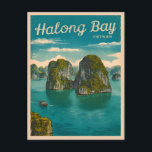 Retro Vintage Travel Ha Long Bay Vietnam Landschaf Postkarte<br><div class="desc">Tauchen Sie ein in die Schönheit der vietnamesischen Ha Long Bay mit diesem retro-inspirierten Design,  das den mystischen und zeitlosen Reiz eines der atemberaubendsten Naturwunder der Welt in einer Retro-Ästhetik,  die an klassische Reiseplakate aus früheren Zeiten erinnert,  einfängt.</div>