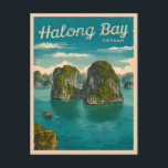 Retro Vintage Travel Ha Long Bay Vietnam Landschaf Postkarte<br><div class="desc">Tauchen Sie ein in die Schönheit der vietnamesischen Ha Long Bay mit diesem retro-inspirierten Design,  das den mystischen und zeitlosen Reiz eines der atemberaubendsten Naturwunder der Welt in einer Retro-Ästhetik,  die an klassische Reiseplakate aus früheren Zeiten erinnert,  einfängt.</div>
