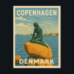 Retro Vintage Travel Kopenhagen Dänemark Mermaid Postkarte<br><div class="desc">Feiern Sie die Magie Kopenhagens mit dieser uralten,  von Reisen inspirierten Postkarte mit der geliebten Statue der Meerjungfrau der Stadt. Set gegen sanfte Retrofarben und Küstenstreifen,  dieses Stück vereint die Eleganz und den stillen Reiz der berühmtesten Sehenswürdigkeit Dänemarks.</div>