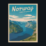 Retro Vintage Travel Norwegen Fjord Landschaft Postkarte<br><div class="desc">Erleben Sie die bezaubernde Landschaft Norwegens mit diesem faszinierenden Retro-Reise-inspiriert Design. Inmitten nostalgischer Farben und Vintagen Charmes vereint dieses Design die landschaftliche Schönheit der rauen Landschaft Norwegens in einer Retro-Ästhetik,  die an klassische Reiseplakate aus früheren Zeiten erinnert.</div>