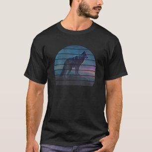 Retro Vintager einsamer Wolf stehend auf Klippe, c T-Shirt