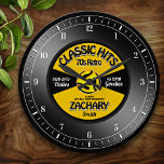 Retro Vinyl 45 Rekord Personalisierte Wandklemme Große Wanduhr<br><div class="desc">Spaß,  personalisierte Retro-Musik Ventilator individuelle Wand-Uhr! Außer den Zahlen ist der gesamte Text in diesem Entwurf in einem Vorlagenformular enthalten. Ändern Sie den gesamten Text oder verließ einige,  wie es ist,  für die perfekte personalisierte Retro 45 Vinyl Musik Liebhaber Geschenk!</div>