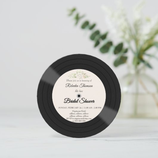 Retro Vinyl Record Blumendusche Einladung (Stehend Vorderseite)