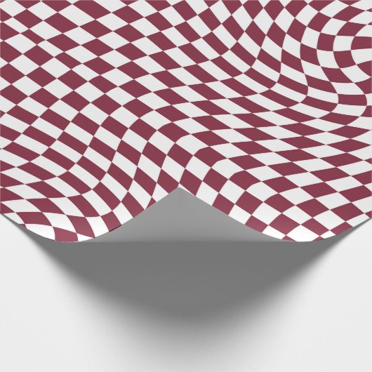 Retro Warped Burgundy White Karos Checked Geschenkpapier (Ecke)