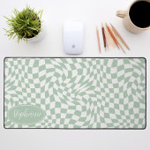 Retro Wave: Moderne grüne Schachbretter mit Wavy M Schreibtischunterlage