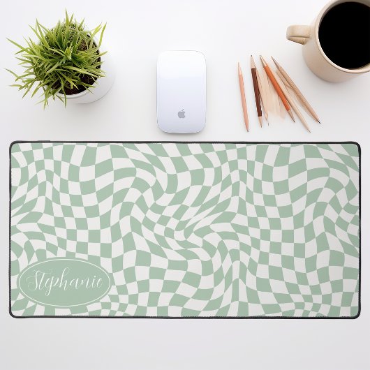Retro Wave: Moderne grüne Schachbretter mit Wavy M Schreibtischunterlage