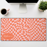 Retro Wave: Modernes, orange rosa Karton Schreibtischunterlage<br><div class="desc">Steigen Sie mit dieser modernen Wavy Checkerboard Muster Personalisierte Schreibtischmatte auf. Diese Matte präsentiert eine spielerische Drehung auf einem klassischen Schachbrett, mit einem kugelförmigen Wellenmuster in Orange- und Rosatönen zum Leben erweckt. Das personalisierte Feature bietet eine zusätzliche Touch an Individualität und macht Ihren Arbeitsbereich zu einem echten Zuhause. Sein Design...</div>