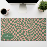 Retro Wave: Modernes, rosa grünes Karton Schreibtischunterlage<br><div class="desc">Steigen Sie mit dieser modernen Wavy Checkerboard Muster Personalisierte Schreibtischmatte auf. Diese Matte präsentiert eine spielerische Drehung auf einem klassischen Schachbrett, mit einem kugelförmigen Wellenmuster in Rosa und Grün zum Leben erweckt. Das personalisierte Feature bietet eine zusätzliche Touch an Individualität und macht Ihren Arbeitsbereich zu einem echten Zuhause. Sein Design...</div>