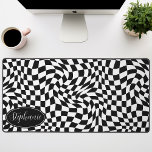 Retro Wave: Modernes, schwarzes Schachbrett Schreibtischunterlage<br><div class="desc">Steigen Sie mit dieser modernen Wavy Checkerboard Muster Personalisierte Schreibtischmatte auf. Diese Matte präsentiert eine spielerische Drehung auf einem klassischen Schachbrett, mit einem kugelförmigen Wellenmuster in Schwarz-Weiß-Tönen zum Leben erweckt. Das personalisierte Feature bietet eine zusätzliche Touch an Individualität und macht Ihren Arbeitsbereich zu einem echten Zuhause. Sein Design verbindet mühelos...</div>