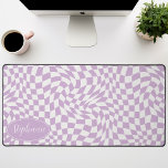 Retro Wave: Modernes, welliges Lila Karton Schreibtischunterlage<br><div class="desc">Steigen Sie mit dieser modernen Wavy Checkerboard Muster Personalisierte Schreibtischmatte auf. Diese Matte präsentiert eine spielerische Drehung auf einem klassischen Schachbrett, mit einem kugelförmigen Wellenmuster in lila- und cremefarbenen Tönen zum Leben erweckt. Das personalisierte Feature bietet eine zusätzliche Touch an Individualität und macht Ihren Arbeitsbereich zu einem echten Zuhause. Sein...</div>