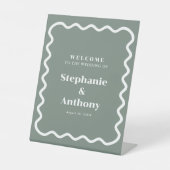 Retro Wavy Edge Sage Green Wedding der 50er Jahre Sockelschild (Vorderseite)