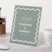 Retro Wavy Edge Sage Green Wedding der 50er Jahre Sockelschild (In SItu)