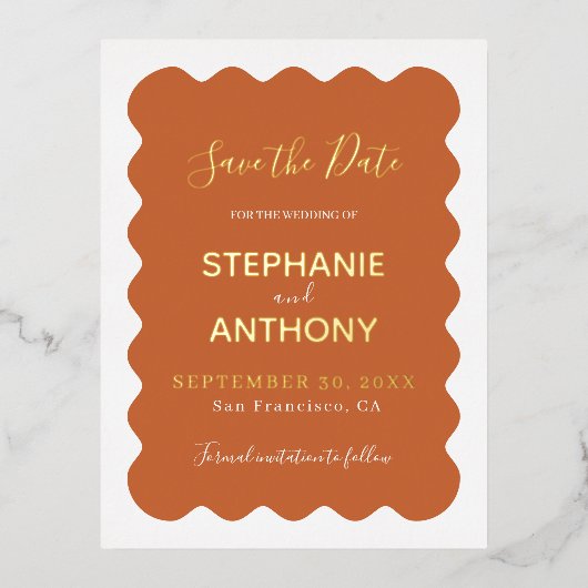 Retro Wavy Edge Terracotta Wedding Folie Einladungspostkarte (Vorderseite)