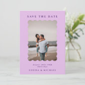 Retro Wavy Foto & QR Code Lilac & Lila Hochzeit Save The Date (Stehend Vorderseite)