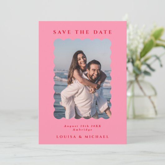 Retro Wavy Foto & QR Code Rosa & Red Wedding Save The Date (Stehend Vorderseite)