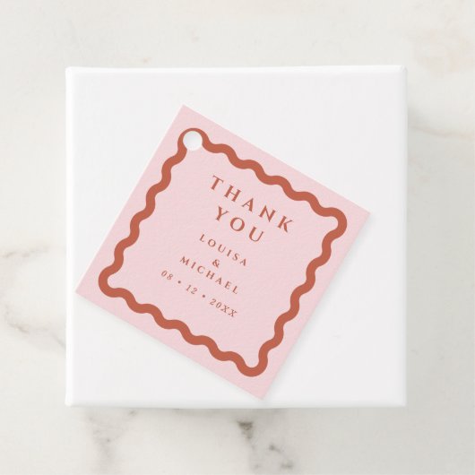 Retro Wavy Frame Blush & Terracotta Wedding Geschenkanhänger (Beispiel)