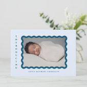 Retro Wavy Frame Foto Blue Birth Ankündigung (Stehend Vorderseite)