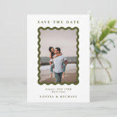 Retro Wavy Frame Foto Grün & Weiß Hochzeit Save The Date (Stehend Vorderseite)
