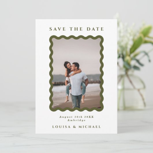 Retro Wavy Frame Foto Grün & Weiß Hochzeit Save The Date (Stehend Vorderseite)