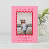 Retro Wavy Frame Foto Rot & Rosa QR Code Wedding Save The Date (Stehend Vorderseite)