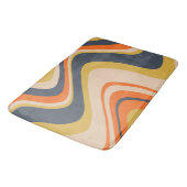 Retro Wavy Lines - Orange, Navy, Yellow, Beige Badematte (Schrägansicht)