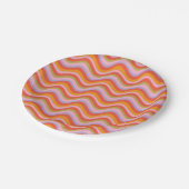 Retro Wavy Stripes in Orange, Rosa und Grün Pappteller (Schrägansicht)