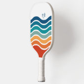 Retro Wavy Stripes Muster mit Ihrem Monogramm Pickleball Schläger (Links)