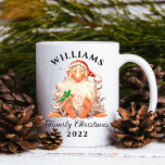 Retro Weihnachten der Familie mit Namen und Jahr Kaffeetasse<br><div class="desc">Dieses familienfreundliche Weihnachtsdesign ist eine Vintage Weihnachtsfeier-Tasse für alle Familienmitglieder. Der weiße Bart ist mit einem Hauch von Heiligen zwischen den Zehen besetzt. Es ist eine großartige Wahl für die Weihnachtsferien der Familie und ein Sake für die nächsten Jahre. Der gesamte Text kann mit Ihrem Familiennamen und dem Jahr personalisiert...</div>