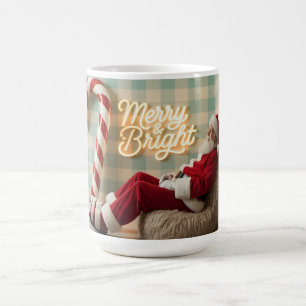 Retro Weihnachtsmann entspannt sich in einem flaus Kaffeetasse