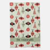 Retro Weihnachtsmuster Custom Family Name Green Geschirrtuch (Vertikal)