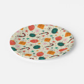 Retro Weihnachtsschmuck und Geschenkmuster Pappteller (Schrägansicht)